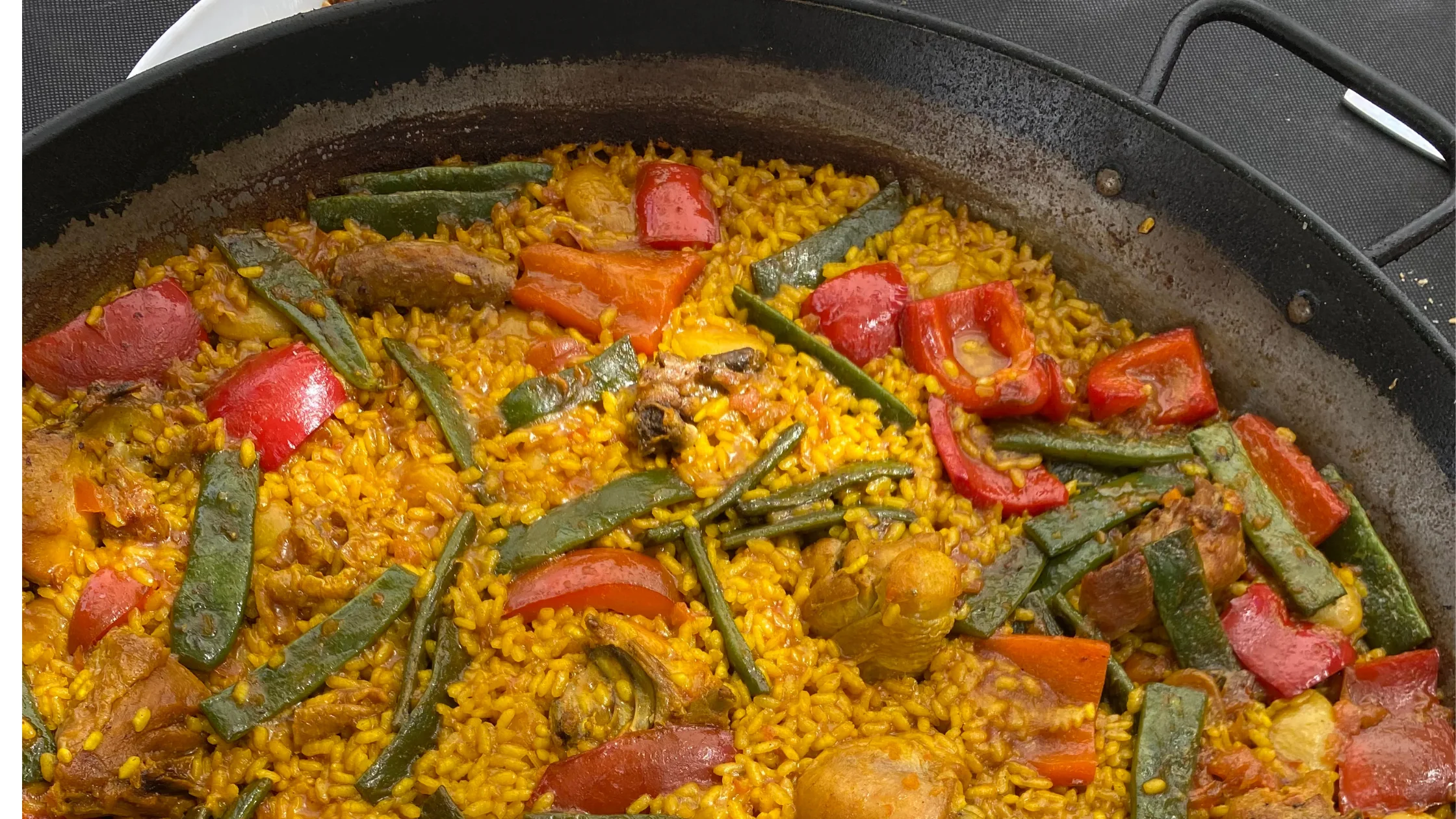 paella walencka z kurczakiem i królikiem
